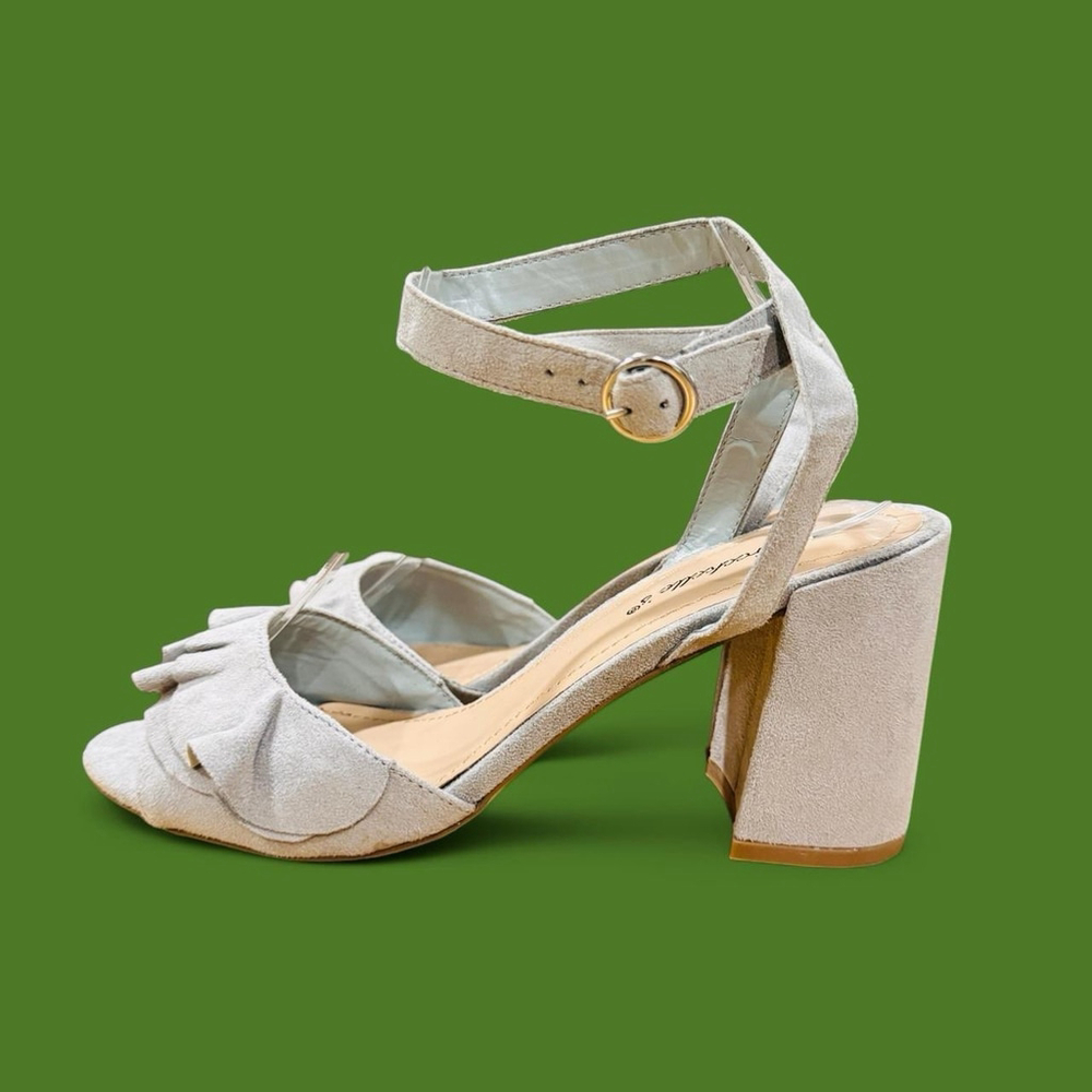 Women’s Gray Suede Block Heel Sandals Ruffle Detail Ankle Strap Open Toe 9